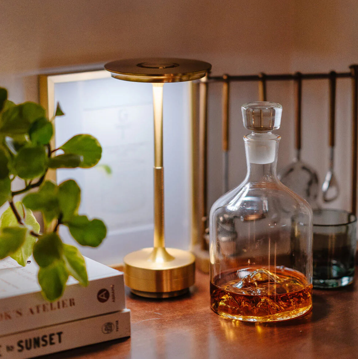 Laddningsbar Designlampa – Trådlös & Dimbar LED i Stilren Metallfinish