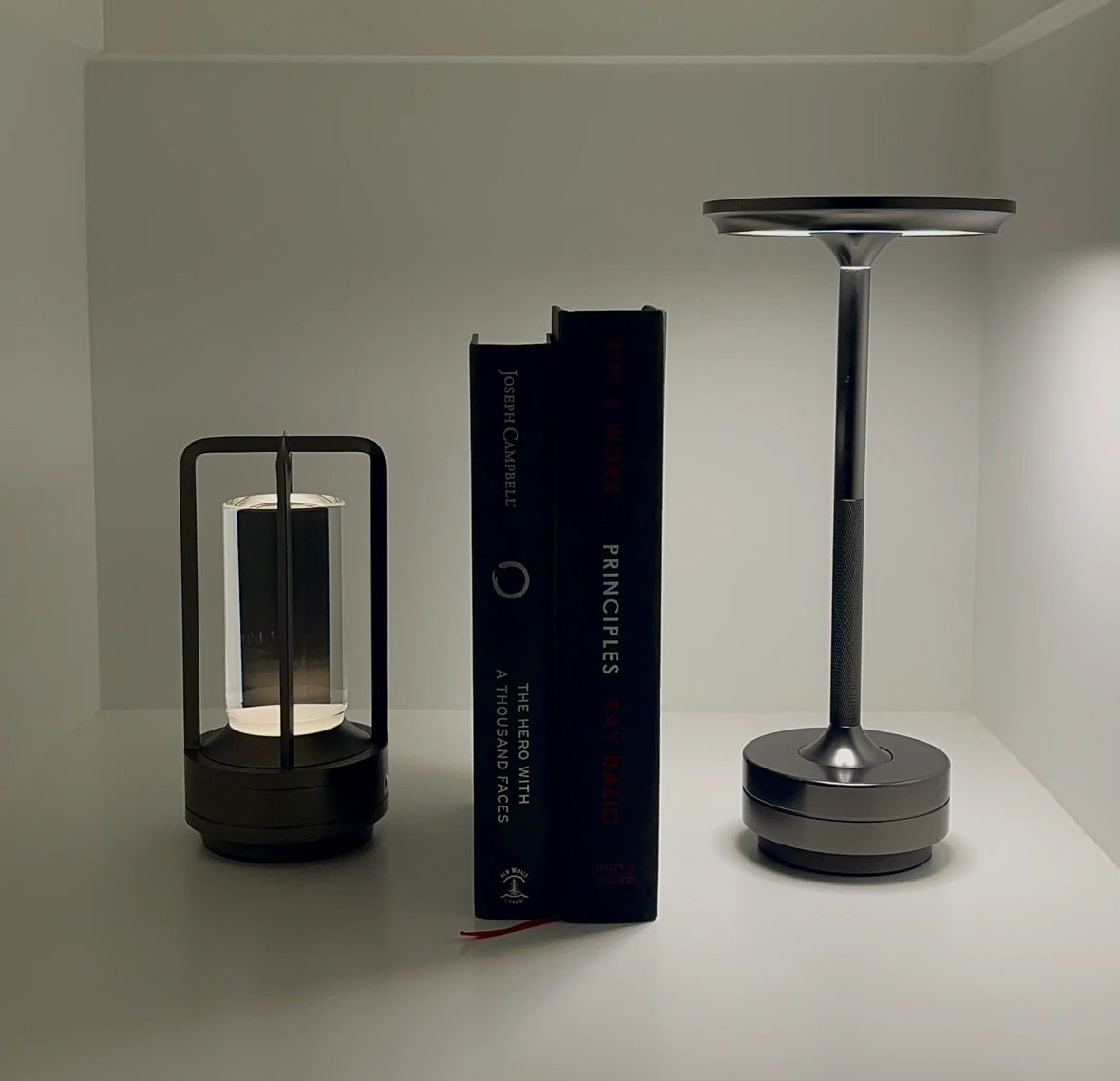 Laddningsbar Designlampa – Trådlös & Dimbar LED i Stilren Metallfinish