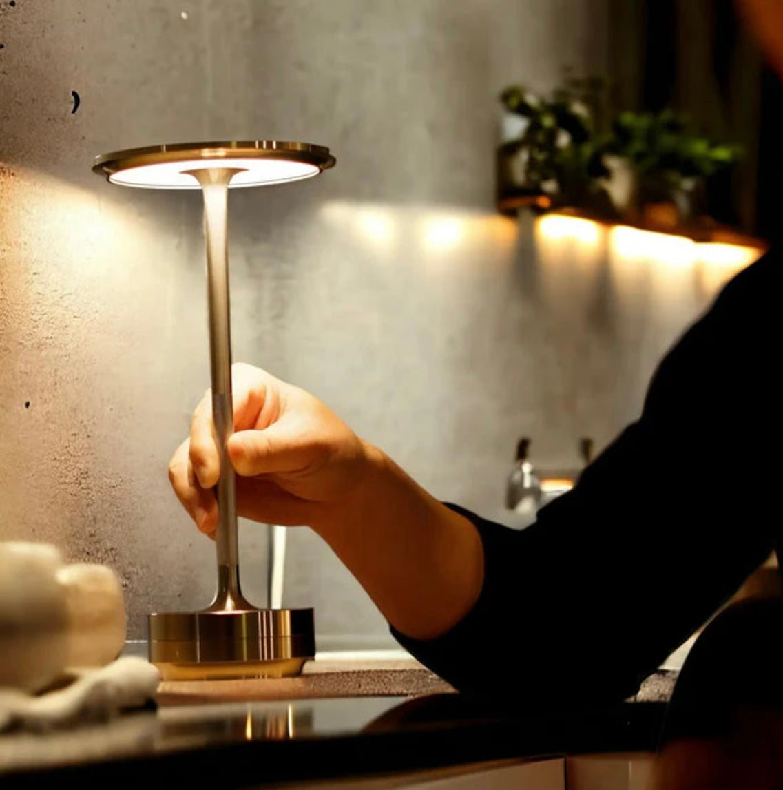 Laddningsbar Designlampa – Trådlös & Dimbar LED i Stilren Metallfinish