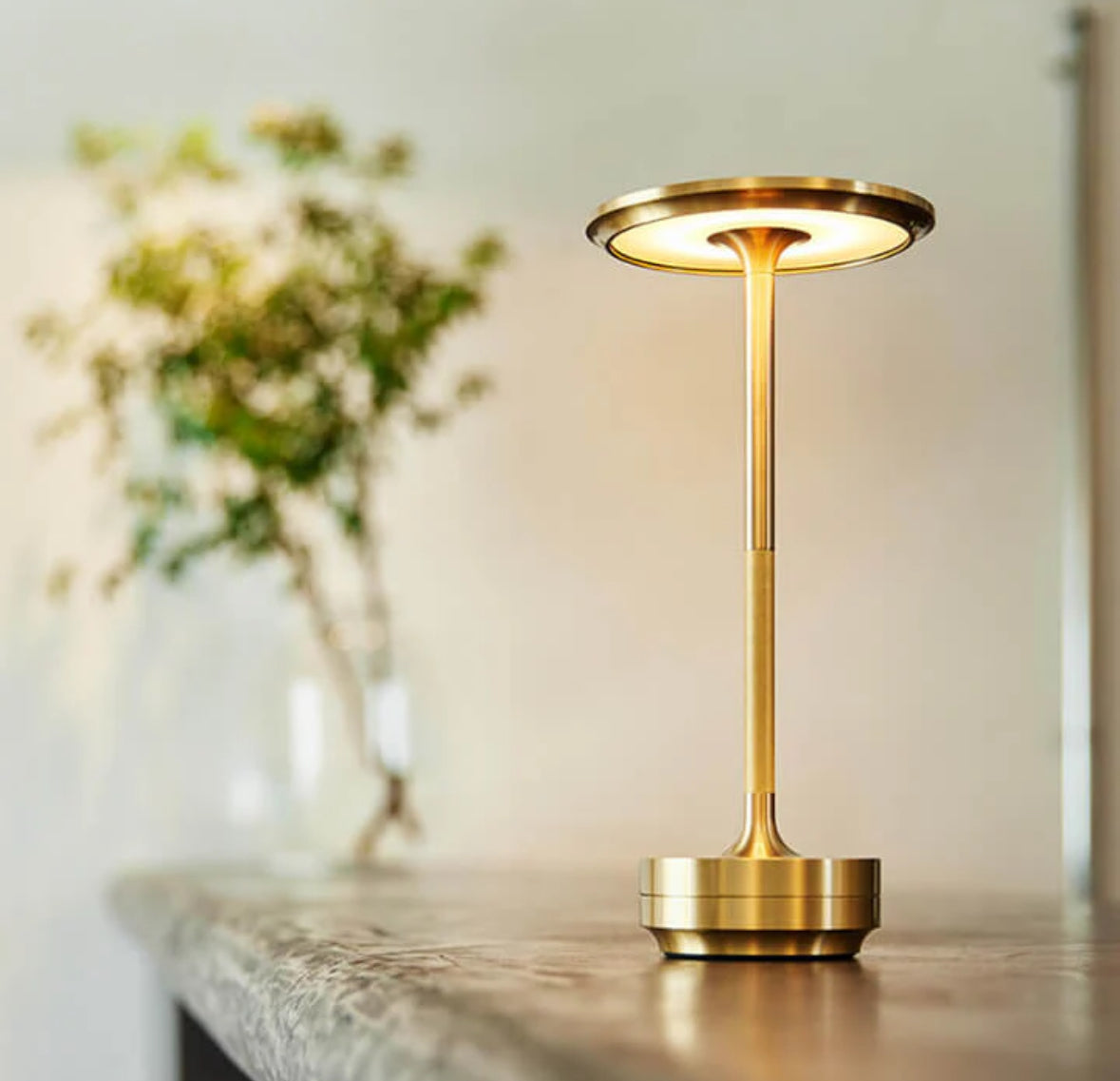Laddningsbar Designlampa – Trådlös & Dimbar LED i Stilren Metallfinish