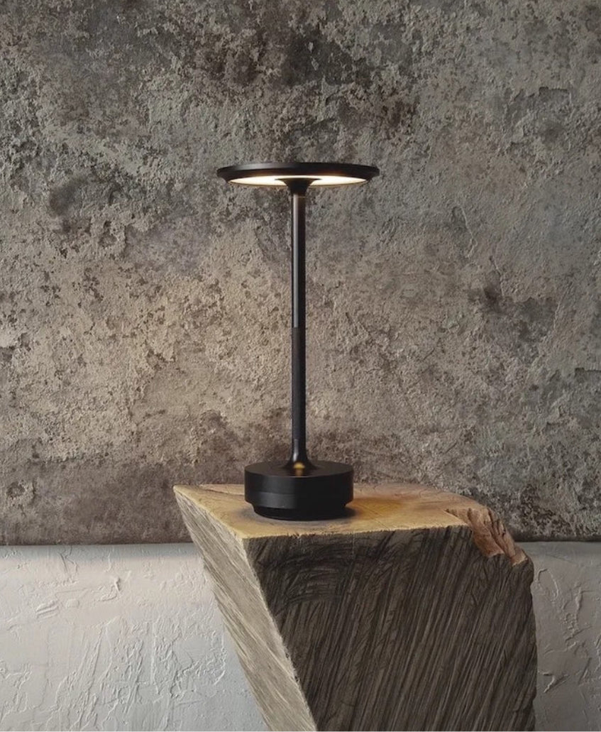 Laddningsbar Designlampa – Trådlös & Dimbar LED i Stilren Metallfinish