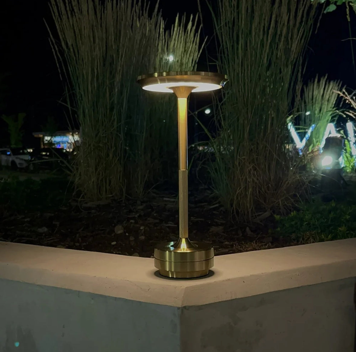 Laddningsbar Designlampa – Trådlös & Dimbar LED i Stilren Metallfinish