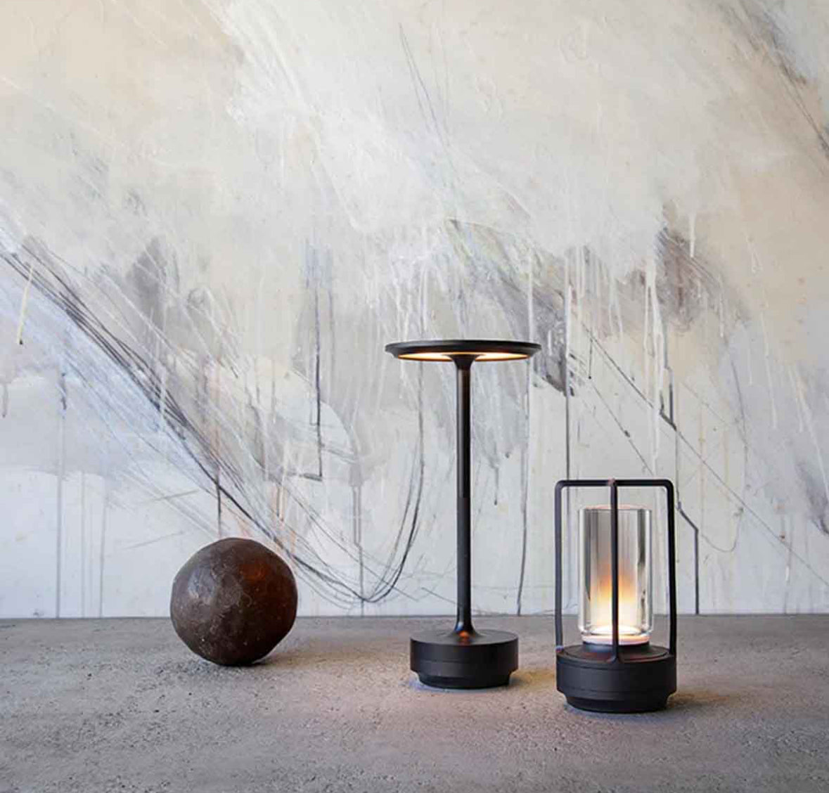 Laddningsbar Designlampa – Trådlös & Dimbar LED i Stilren Metallfinish
