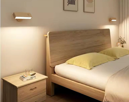 Nordisk Vägglampa i Bokträ – Trådlös, Roterbar & Magnetisk Design för Flexibel Belysning